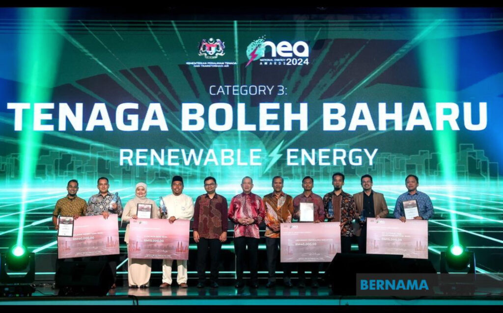 Timbalan Perdana Menteri merangkap Menteri Peralihan Tenaga dan Transformasi Air (PETRA), Datuk Seri Fadillah Yusof (tengah) bersama para penerima anugerah kategori Tenaga Boleh Baharu pada Majlis Apresiasi Anugerah Tenaga Kebangsaan atau National Energy Award (NEA) 2024 di sebuah hotel hari ini. Turut hadir, Timbalan Menteri Peralihan Tenaga dan Transformasi Air (PETRA) Akmal Nasrullah Mohd Nasir (lima kiri).